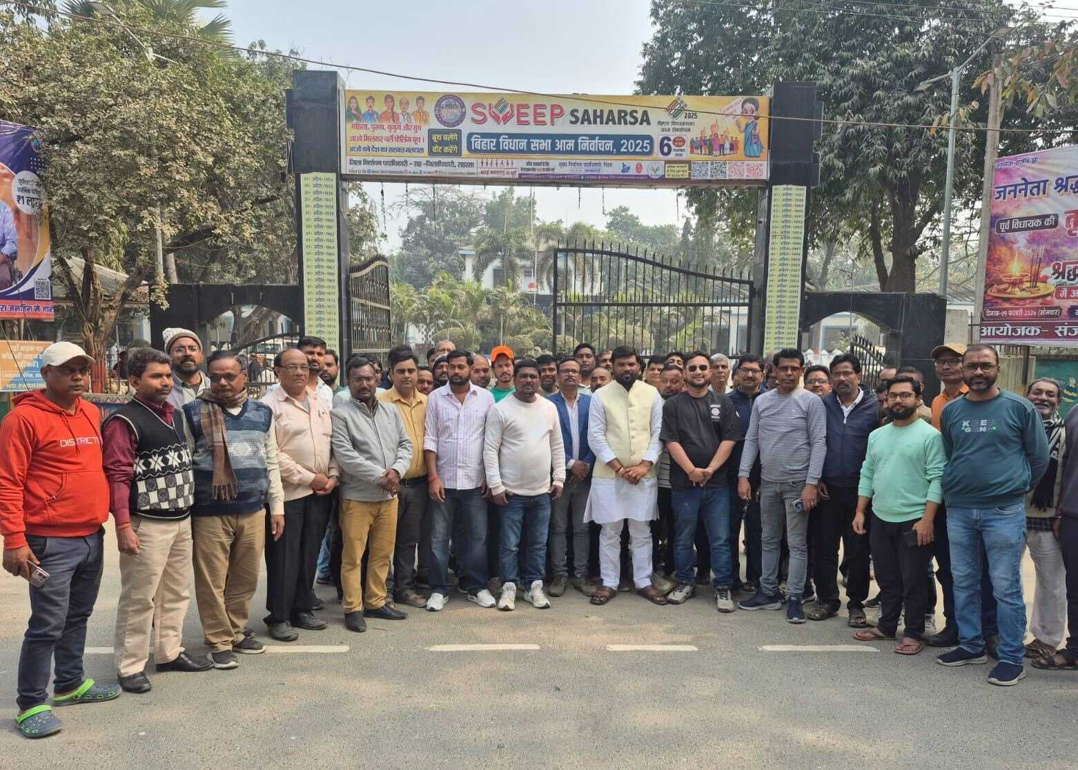 पीछे की खाली जगह में बढ़ाकर जमीन देने का डीएम ने दिया आश्वासन