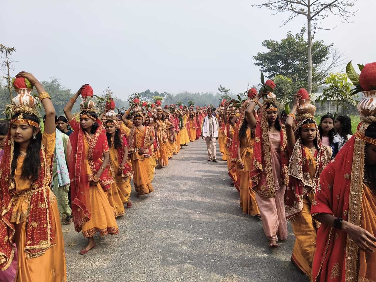 भेलाही में गूंजे जयकारे, 108 कन्याओं की कलश यात्रा के साथ श्रीमद्भागवत कथा का शुभारंभ