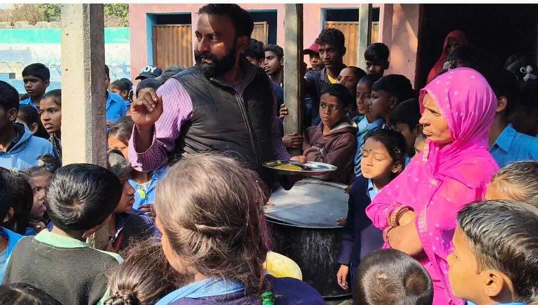 घटिया भोजन के विरोध में बच्चों ने किया हंगामा