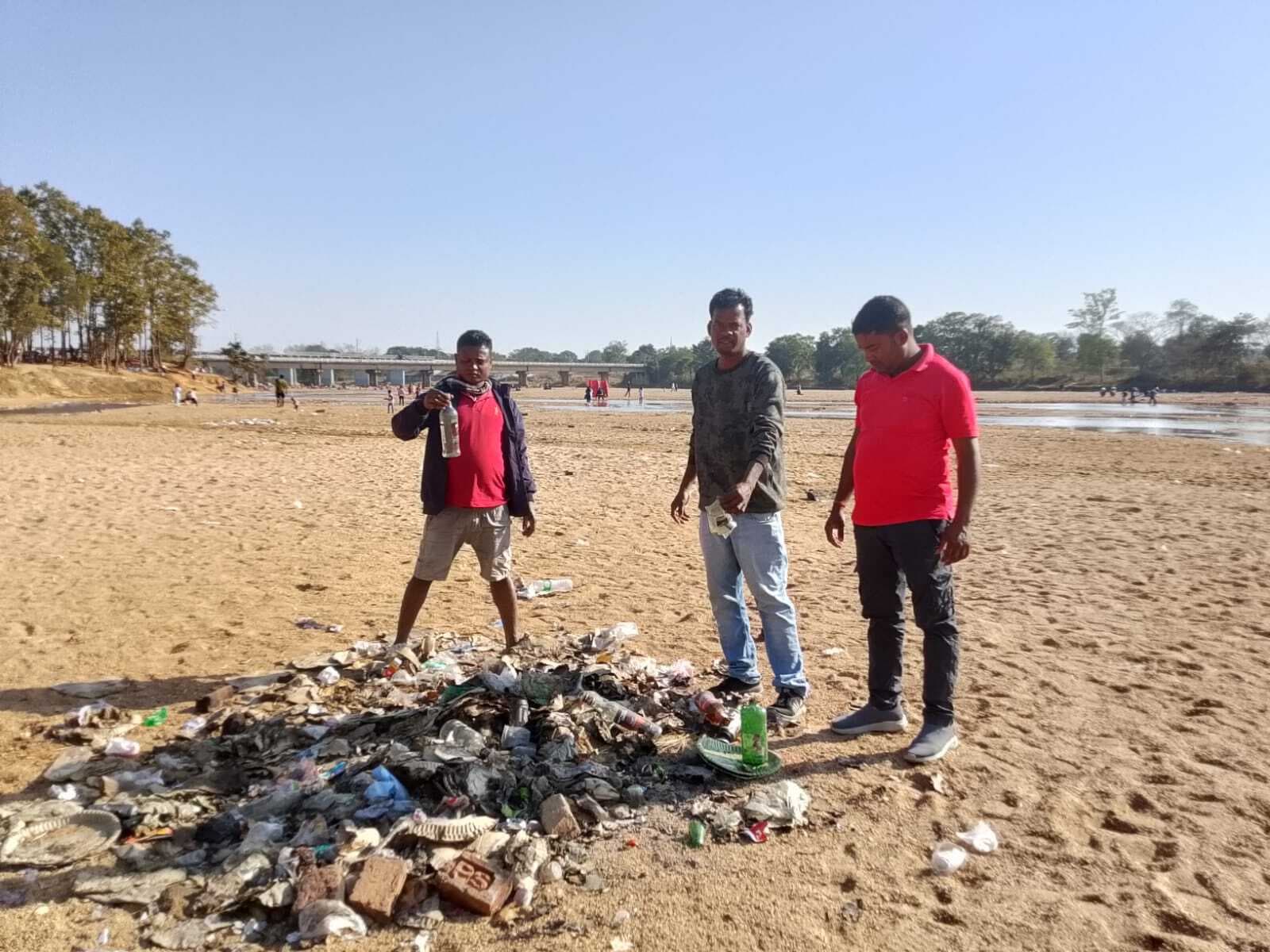 पिकनिक स्पॉट बकसपुर में गंदगी का अंबार