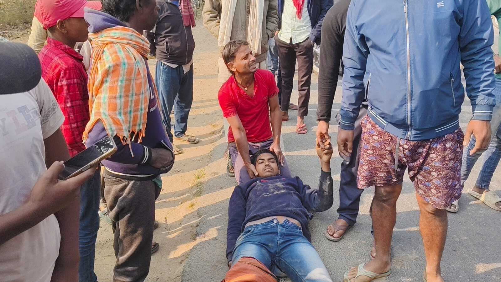 बाइक व टोटो की टक्कर में तीन घायल, दो युवकों के पैर की हड्डी टूटी