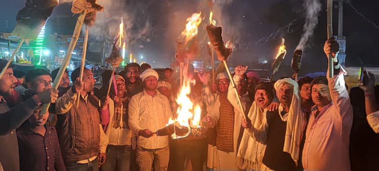 सांसद पप्पू यादव की गिरफ्तारी के विरोध में आक्रोशपूर्ण मशाल जुलूस