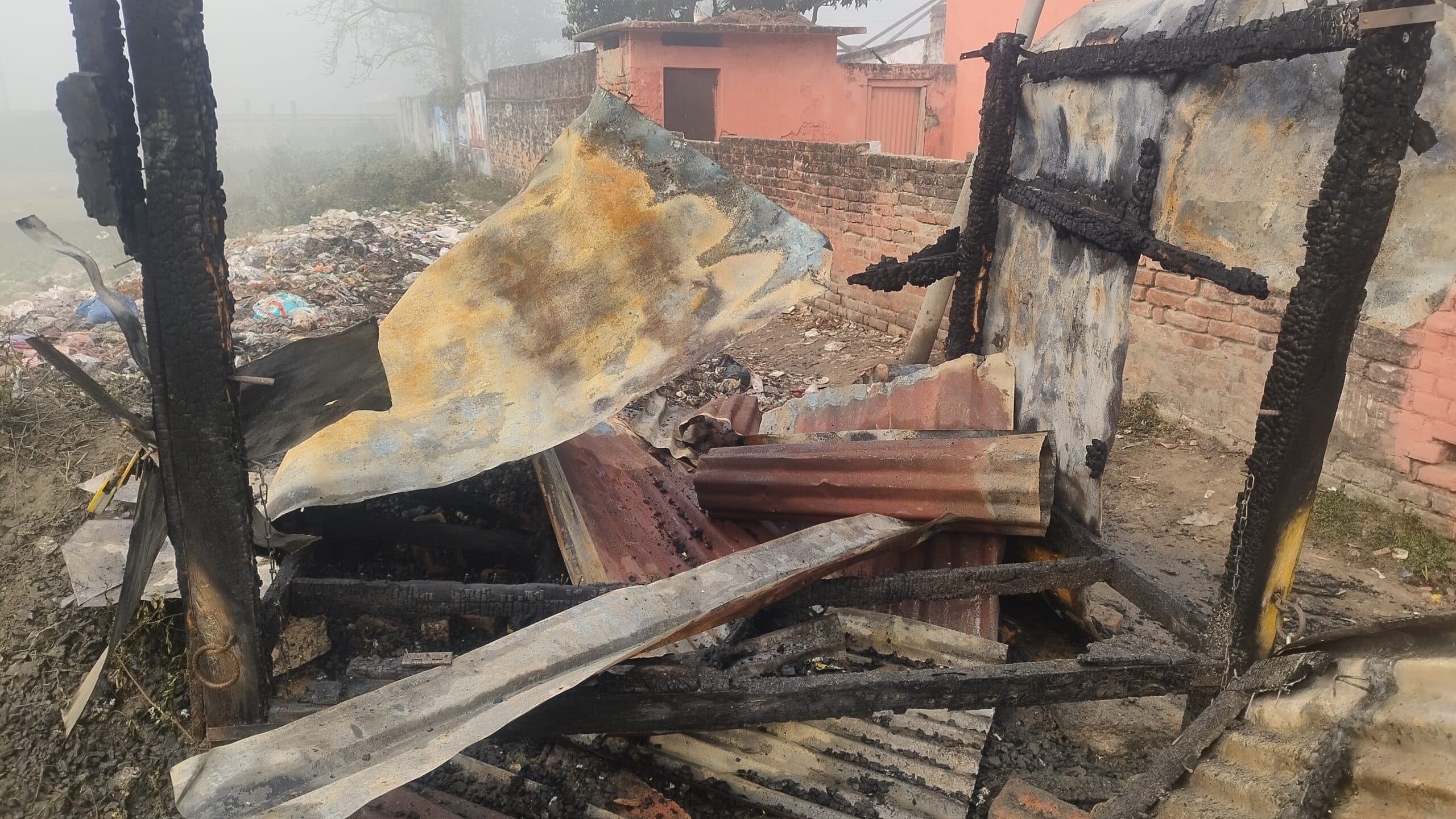 आग लगने से एक दुकान जलकर राख