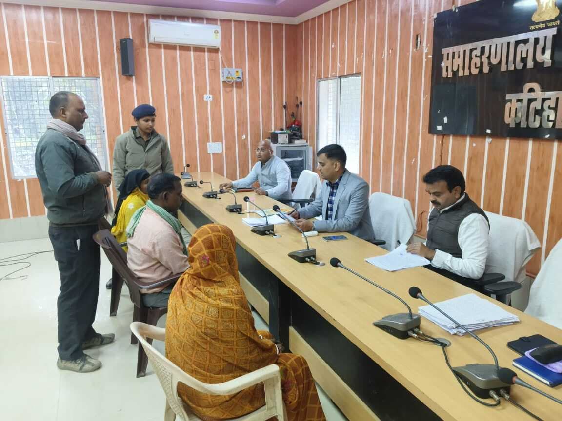 सबका सम्मान-जीवन आसान: जनता दरबार में डीएम ने सुनी लोगों की समस्याएं