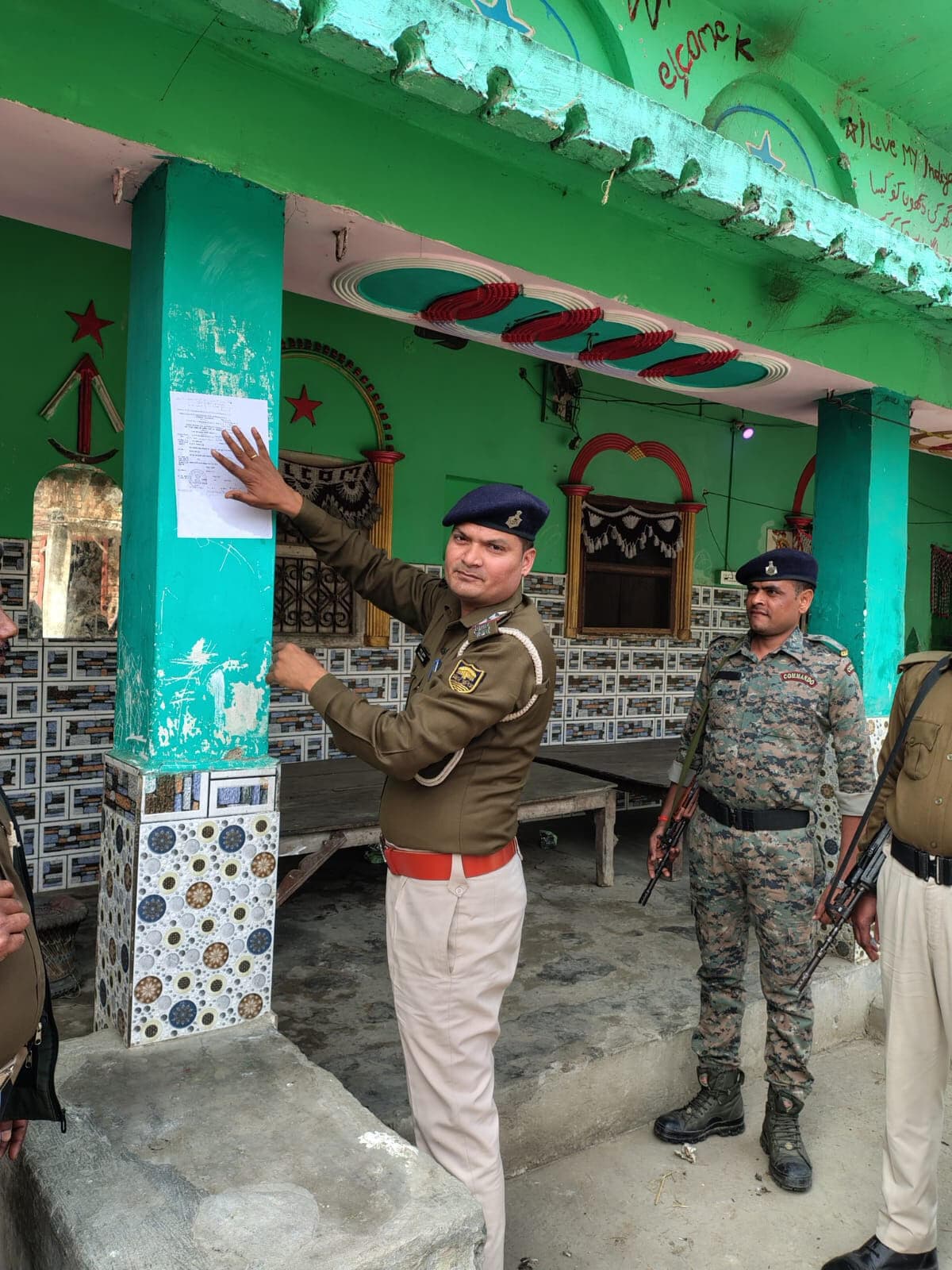 हत्यारोपित के घर पुलिस ने चिपकाया इश्तेहार