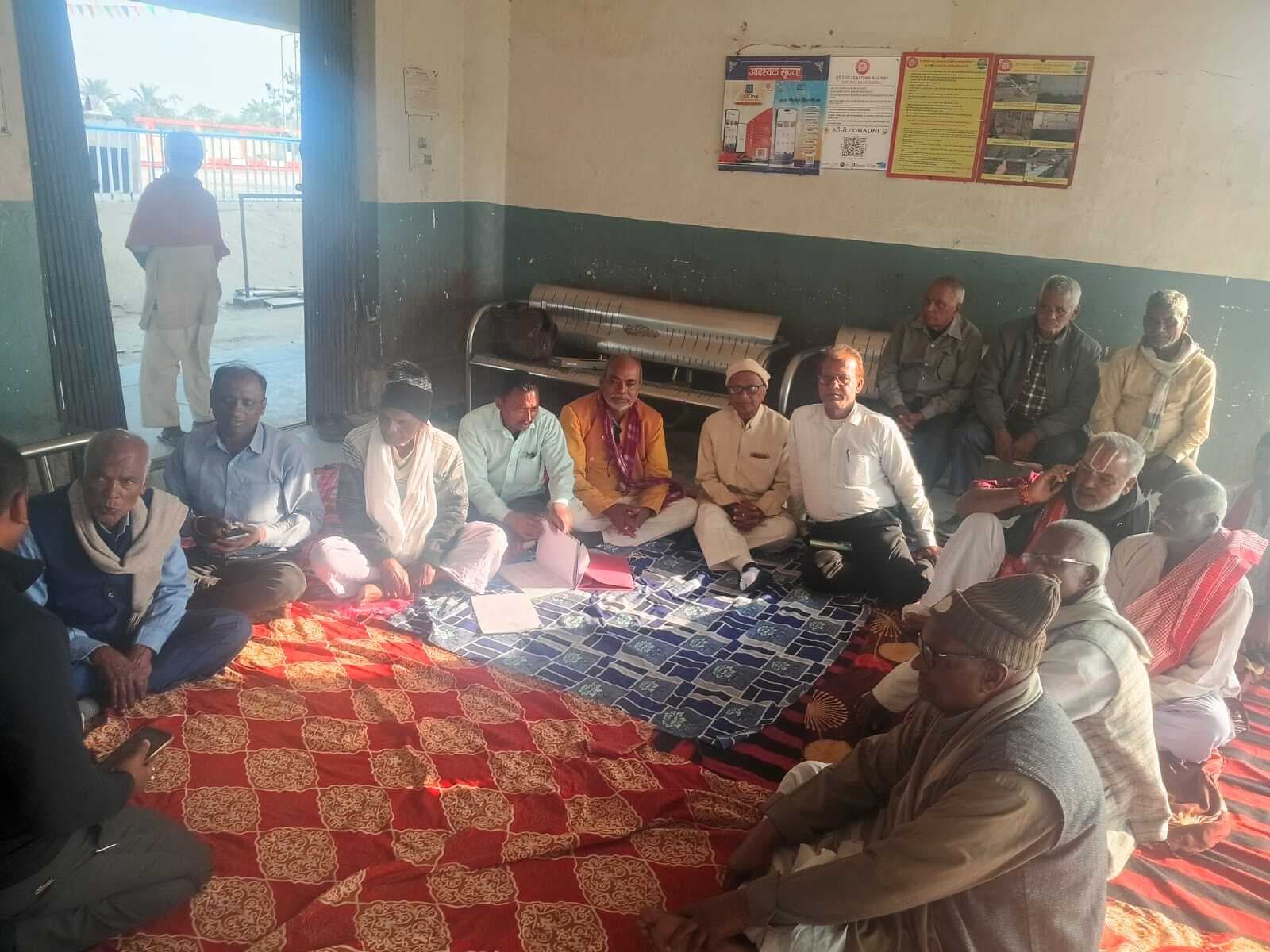 एक्सप्रेस ट्रेनों के ठहराव को लेकर धौनी रेलवे स्टेशन संघर्ष समिति की हुई बैठक