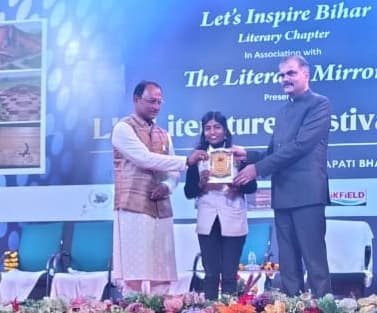 लिटरेरी फेस्टिवल में कवयित्री डॉ. स्वराक्षी  स्वरा को पटना में किया गया सम्मानित