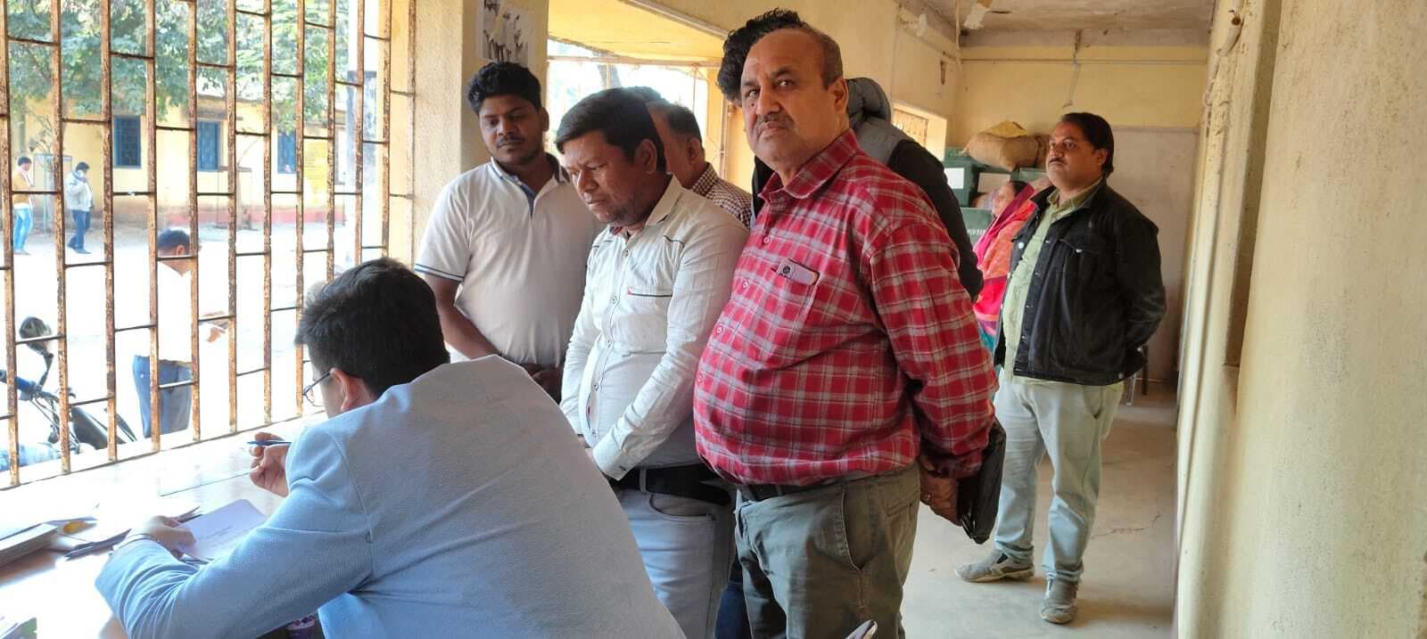 बकाया  राशि की भुगतान को लेकर व्यवसायियों ने बीडीओ को सौंपा ज्ञापन