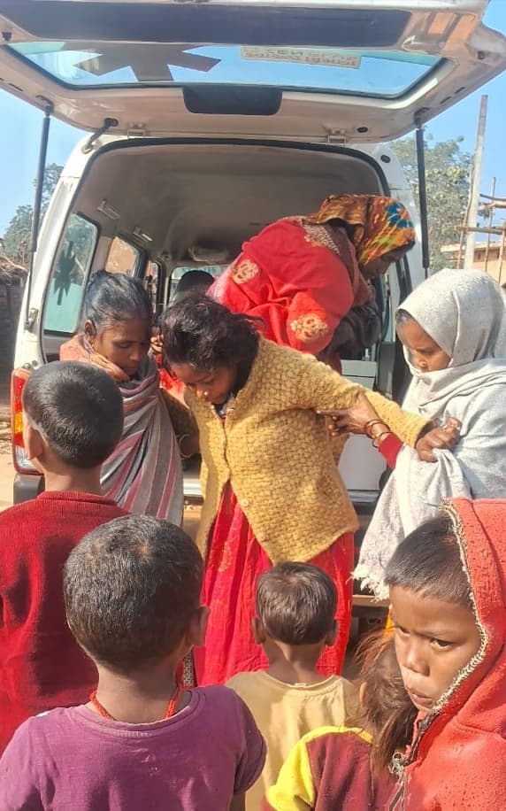 हार्डकोर नक्सली की बेटी ने अपनी सेवा से गांव की बदल दी तस्वीर