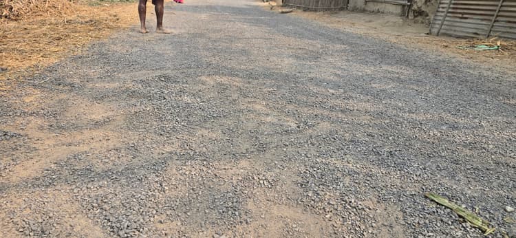 22 करोड़ से बनी सड़क एक वर्ष में हो गयी जर्जर