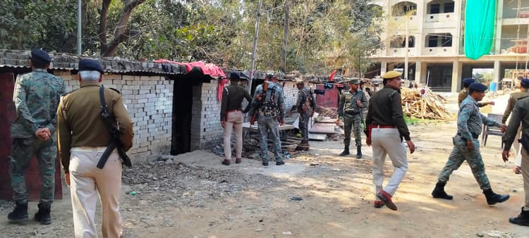 Aurangabad News : अनुमंडलीय कोर्ट को खाली कराकर चलाया गया सर्च अभियान