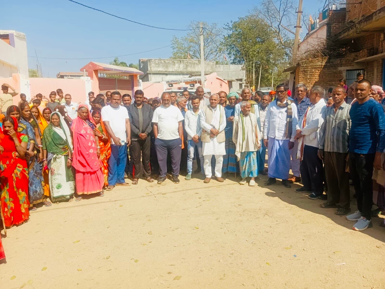 Giridih News :भैया-बहिनी पहाड़ के समीप ट्रेंच खुदाई का ग्रामीणों ने किया विरोध