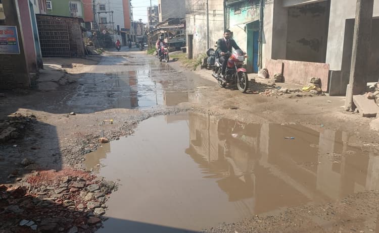 Bokaro News: नियमित नहीं होता कचरा उठाव, नाली नहीं बनने से सड़क पर रहता है जलजमाव