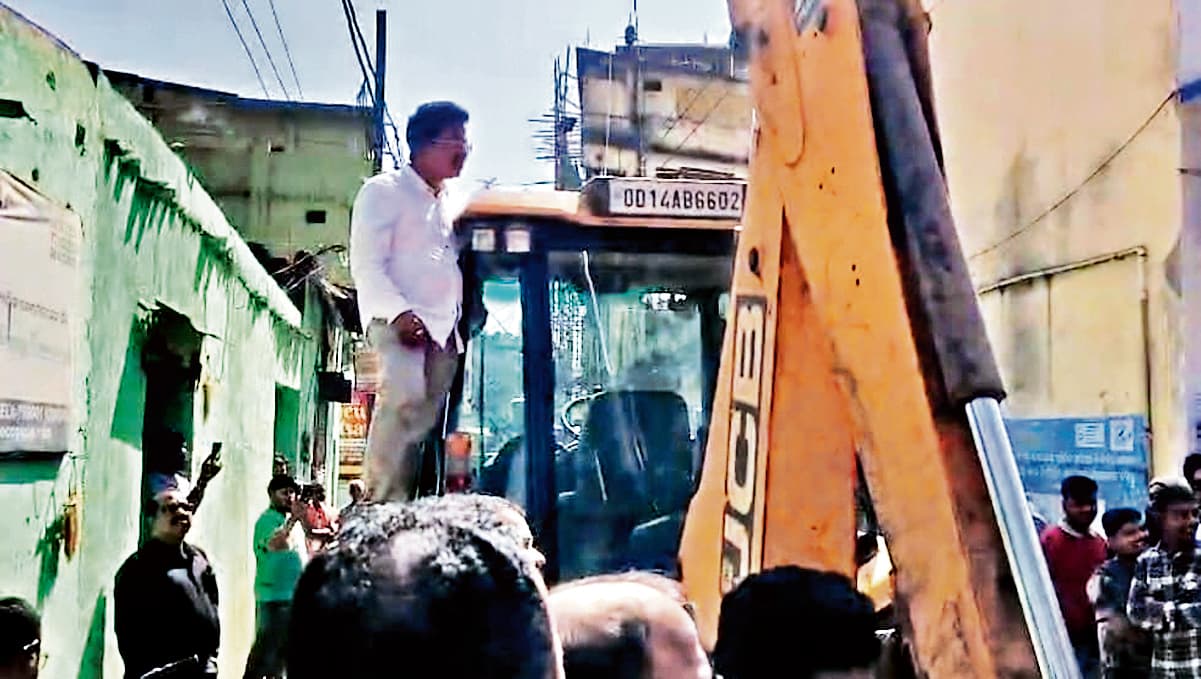 Rourkela News: अतिक्रमण हटाने पहुंची प्रशासनिक टीम से भिड़े विधायक, दुकान के सामने बैठ और बुलडोजर पर चढ़कर जताया विरोध