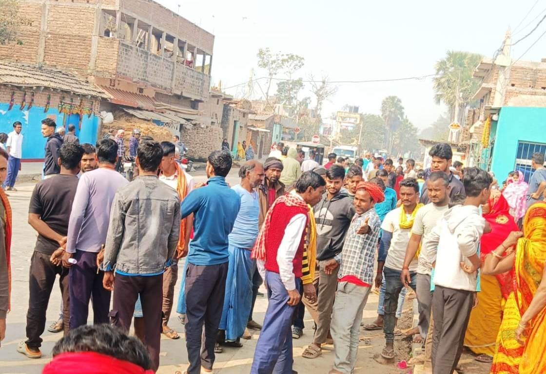 Bhagalpur news अनियंत्रित टेंपो पलटा, पांच गंभीर रूप से घायल