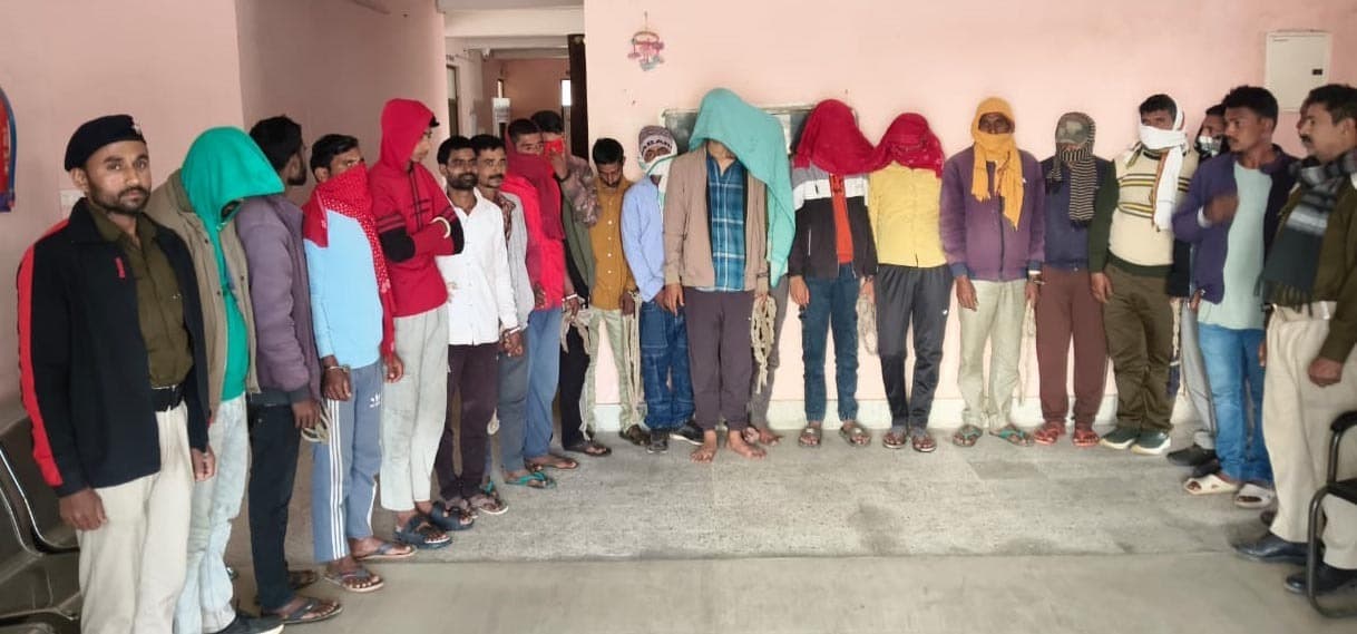 26 लीटर शराब के साथ छह तस्कर गिरफ्तार