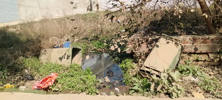 दीवारों पर स्वच्छता के नारे, नीचे गंदगी का अंबार