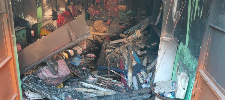 कपड़े के गोदाम में लगी आग, लाखों का सामान राख