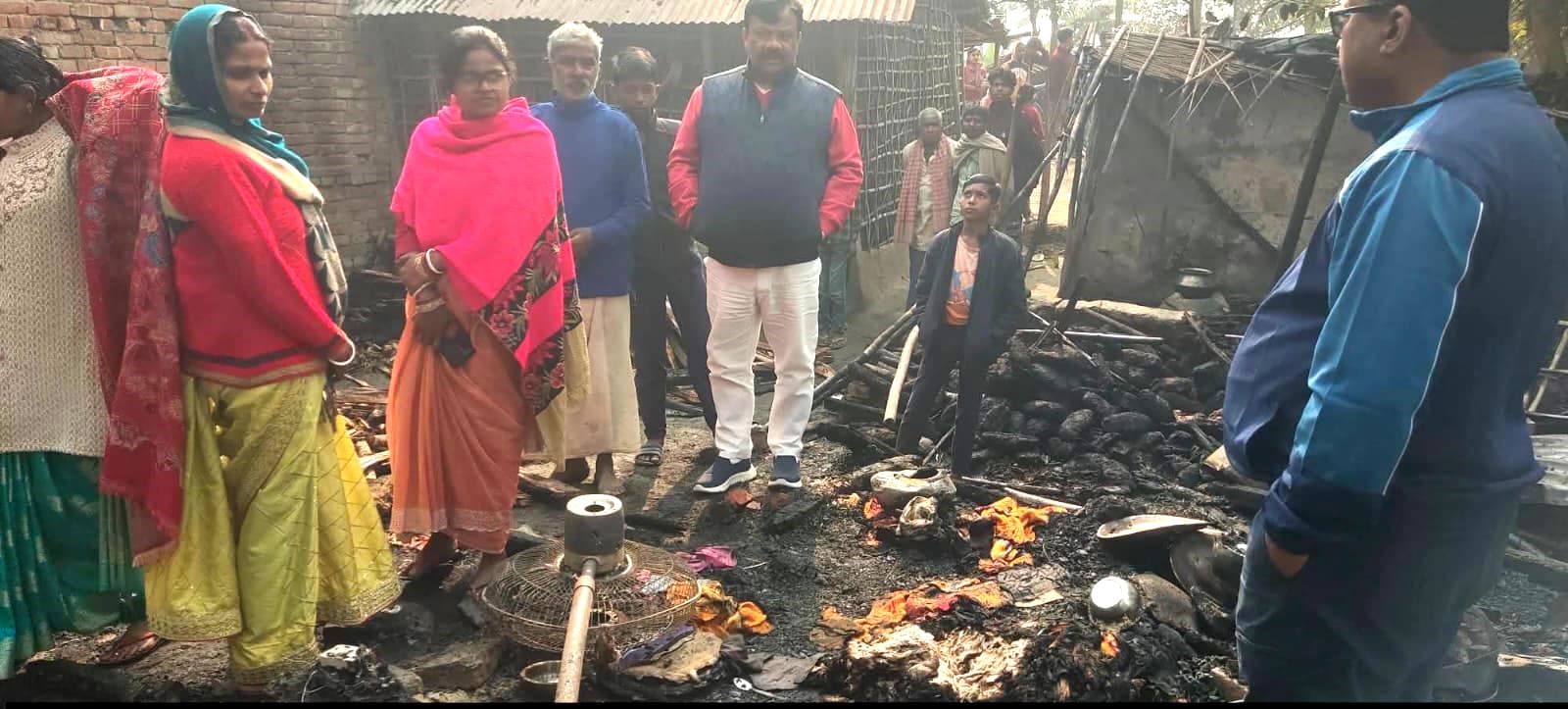 टेटगामा गांव में शॉर्ट सर्किट से लगी आग में तीन घर जले, लाखों का नुकसान