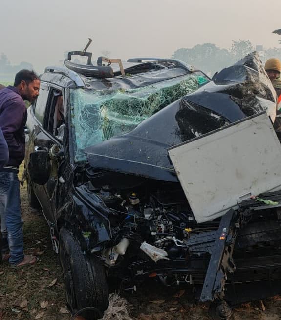 गड्ढे में पलटी कलाकारों की कार, सीट बेल्ट ने बचायी जान