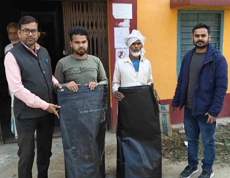 अग्निपीड़ितों को अंचल कार्यालय में दी गयी राहत सामग्री