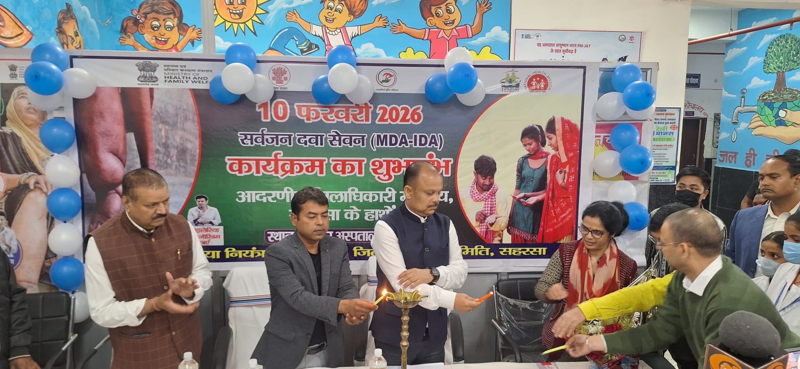 जिलाधिकारी ने स्वयं दवा खाकर किया फाइलेरिया उन्मूलन अभियान की शुरुआत