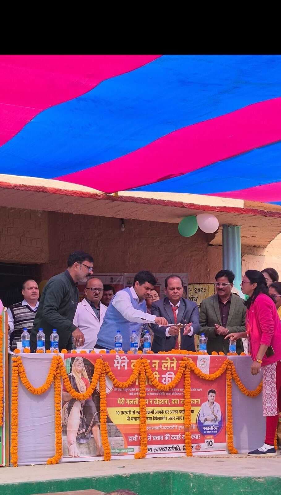 डीएम ने बच्चों को एल्बेंडाजोल की दवा खिलाकर कार्यक्रम का किया उद्घाटन