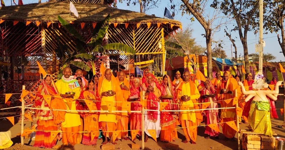 यज्ञ मंडप की परिक्रमा के लिए उमड़ रही है भीड़