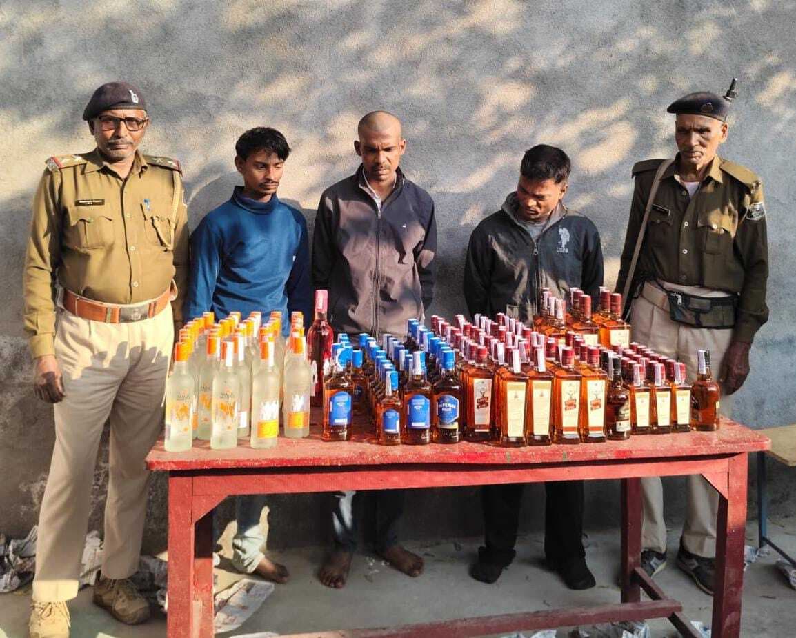 ई-रिक्शा से 57 लीटर विदेशी शराब बरामद, तीन तस्कर गिरफ्तार