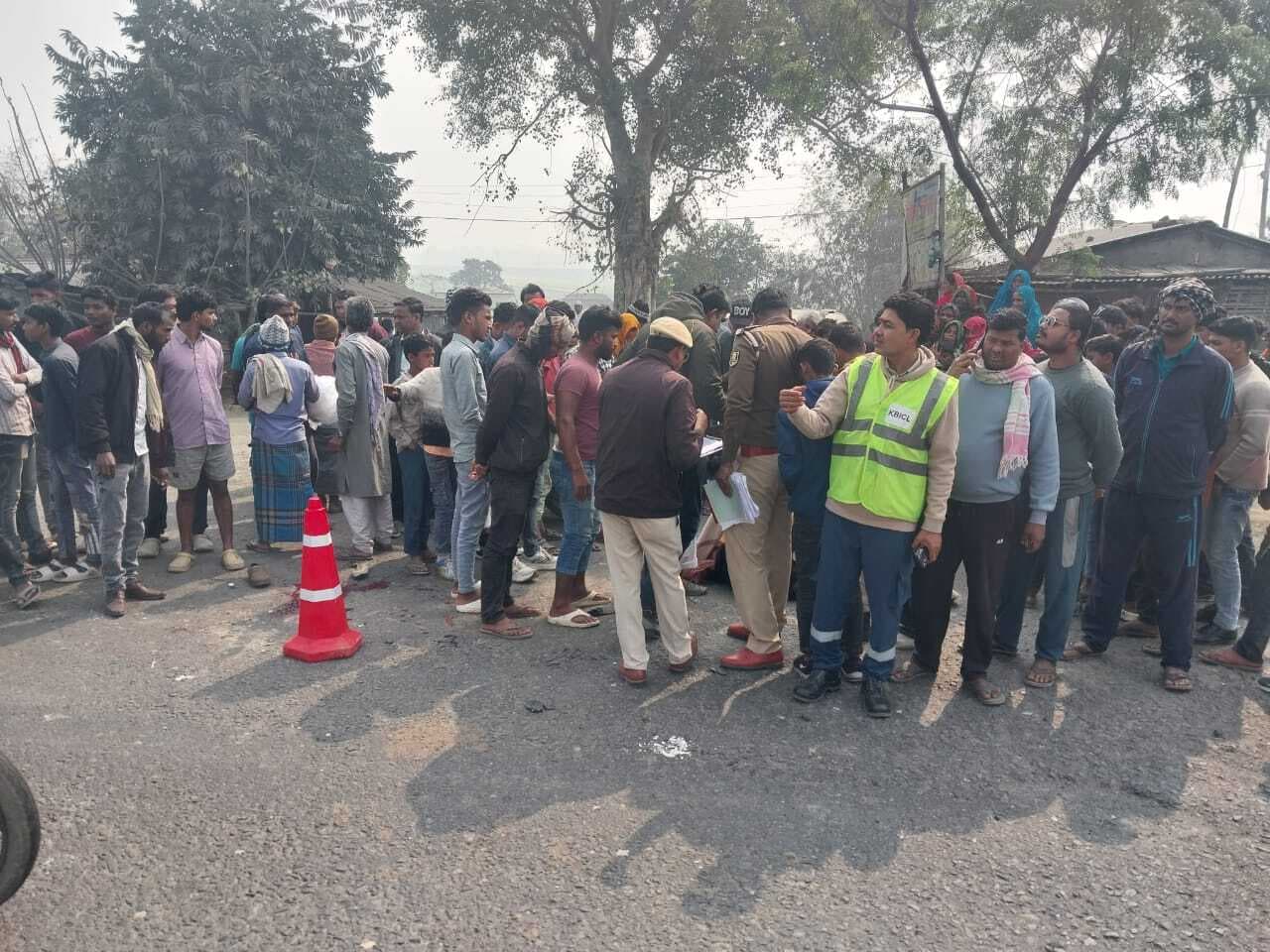 ट्रक ने बाइक सवार को मारी ठोकर, एक वृद्ध की मौत, एक जख्मी