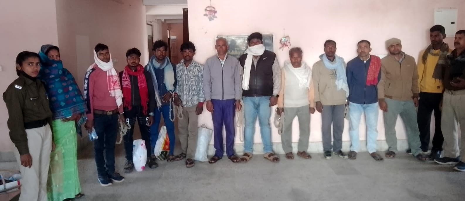 देसी शराब के साथ एक महिला तस्कर व 11 शराबी गिरफ्तार