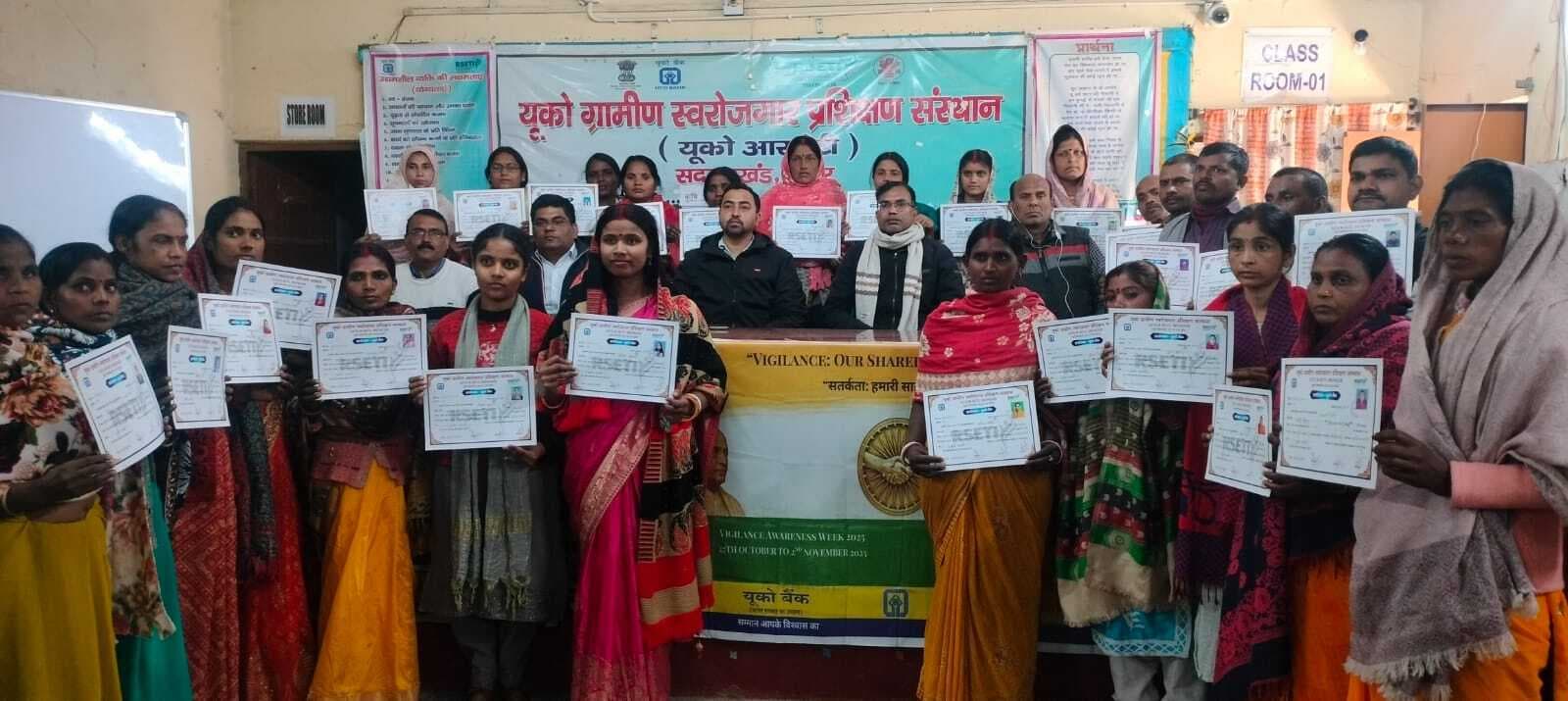 कृषि उद्यमी प्रशिक्षण पाने वाली प्रतिभागियों को दिया गया प्रमाण पत्र