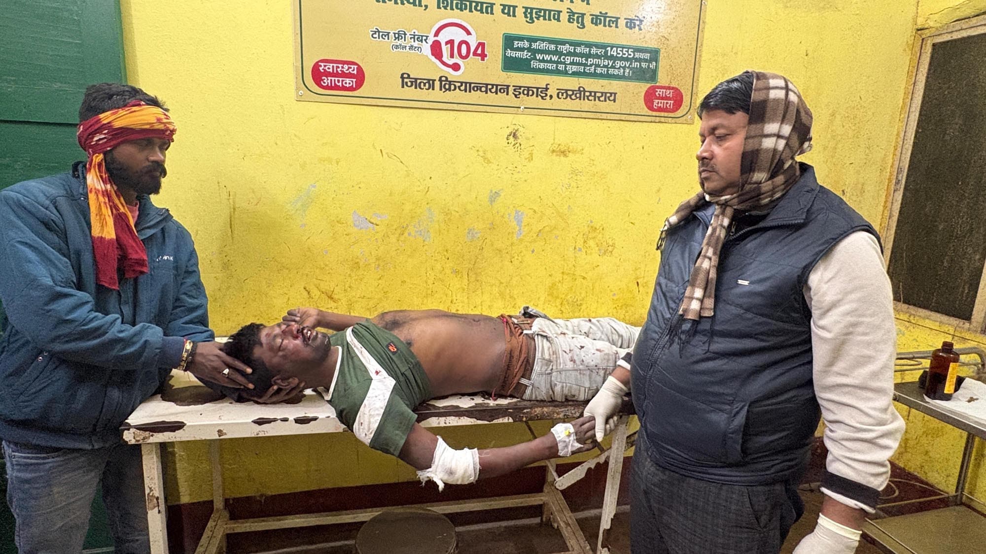 तेज रफ्तार ट्रक की टक्कर से बाइक सवार युवक घायल, लखीसराय रेफर