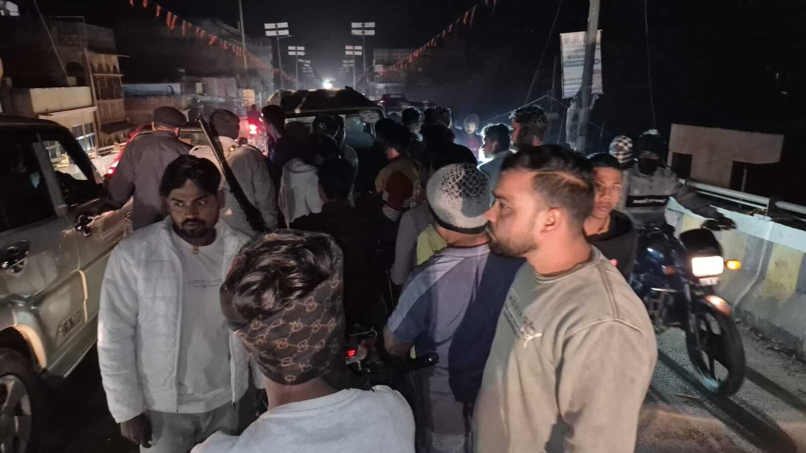 रेल ओवरब्रिज पर वाहनों की आमने-सामने की टक्कर में घंटों लगा रहा जाम
