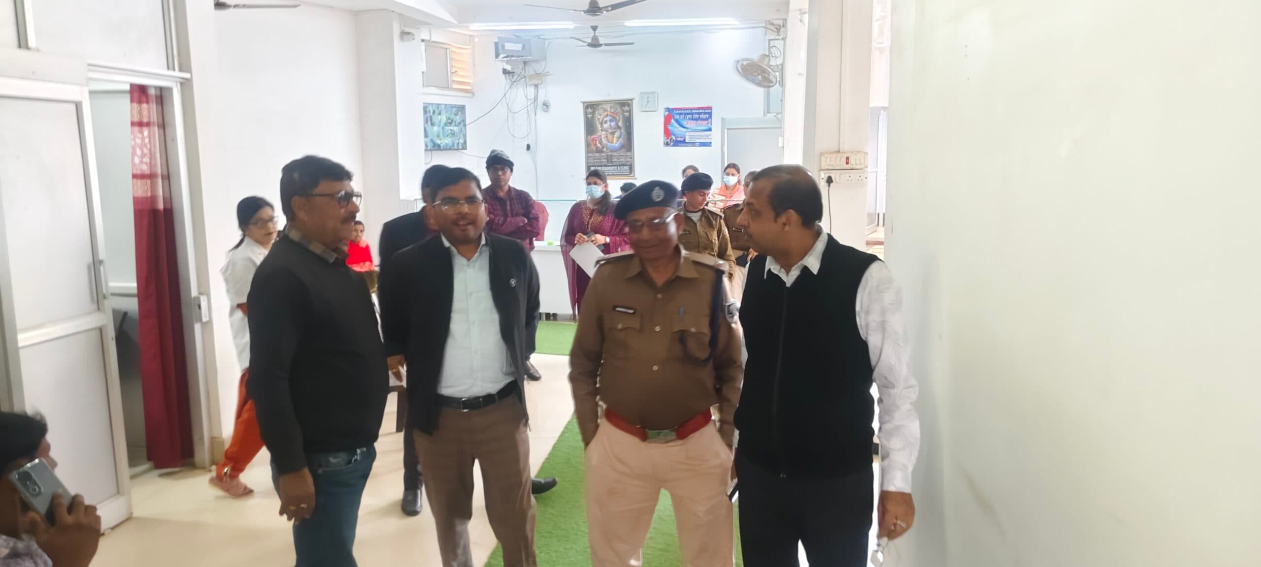 बौंसी बाजार के निजी क्लिनिकों की हुई संयुक्त जांच, व्यवस्थाओं पर अधिकारी संतुष्ट