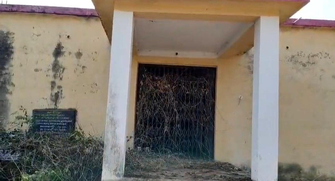 बरसात में इलाज की जगह तैराकी करनी पड़े स्वास्थ्य उपकेंद्र पहुंचने के लिए