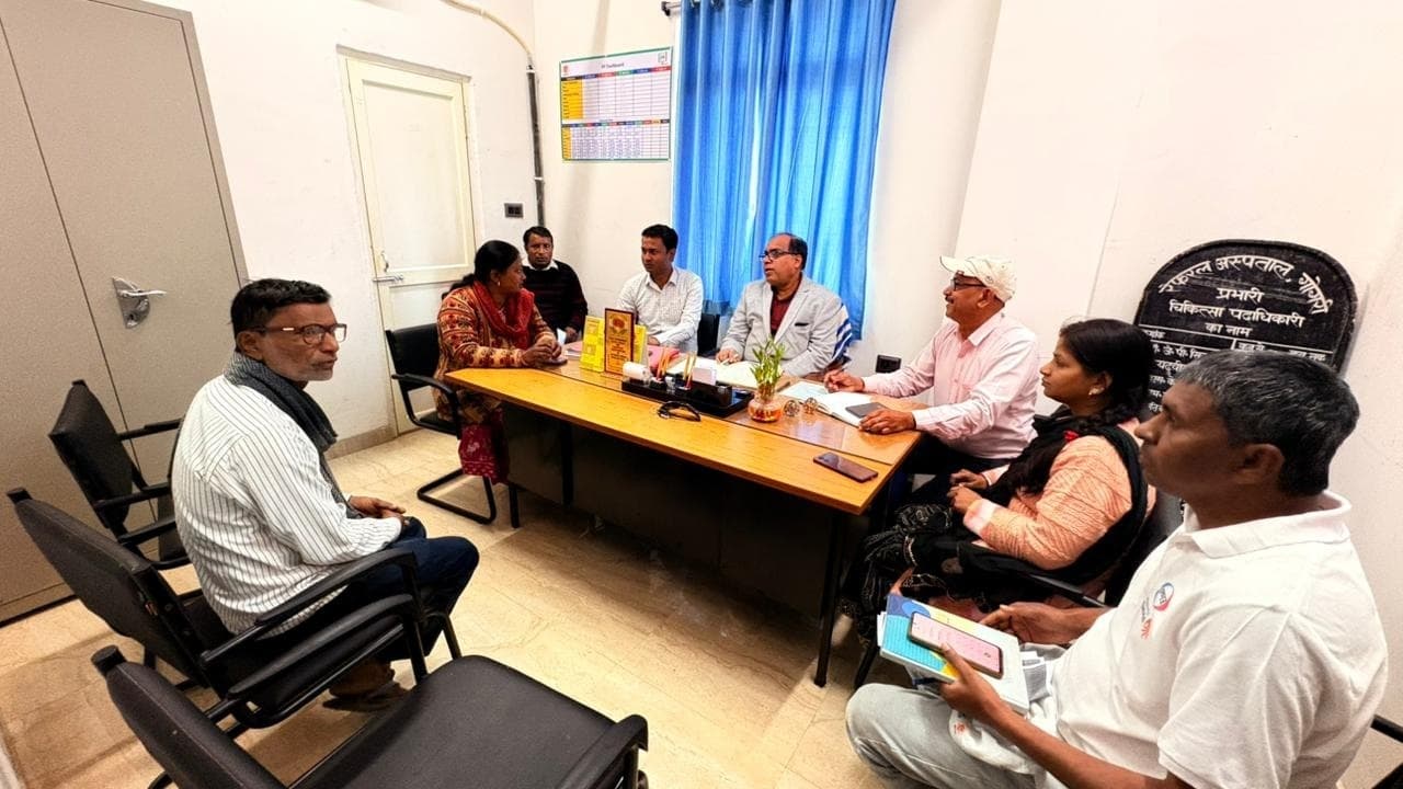 साप्ताहिक बैठक में नियमित टीकाकरण पर दिया जोर