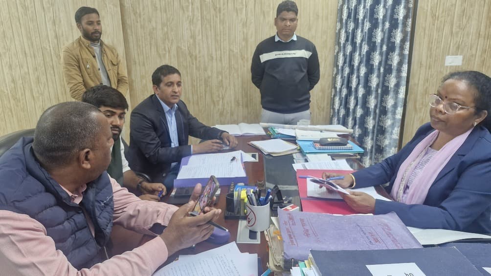 चार सदस्यीय टीम ने की उम्मीदवारों के प्रचार सामग्री की समीक्षा