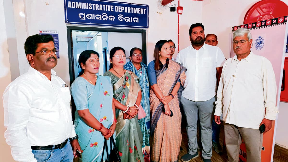 Rourkela News: कांग्रेस टीम ने प्राथमिक उपचार के बिना मरीज को रेफर किये जाने पर जतायी नाराजगी