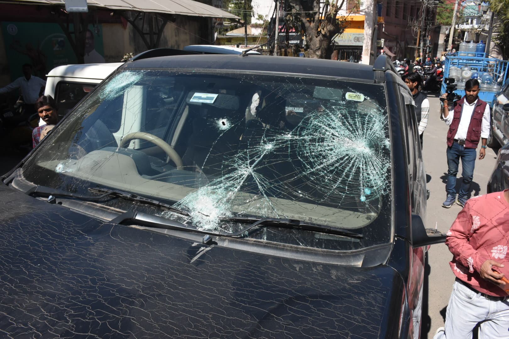 किन्नर से मारपीट के बाद गाड़ी से कुचला, बचाव करने आये युवक को अगवा किया, पुलिसकर्मी को भी कुचलने का प्रयास