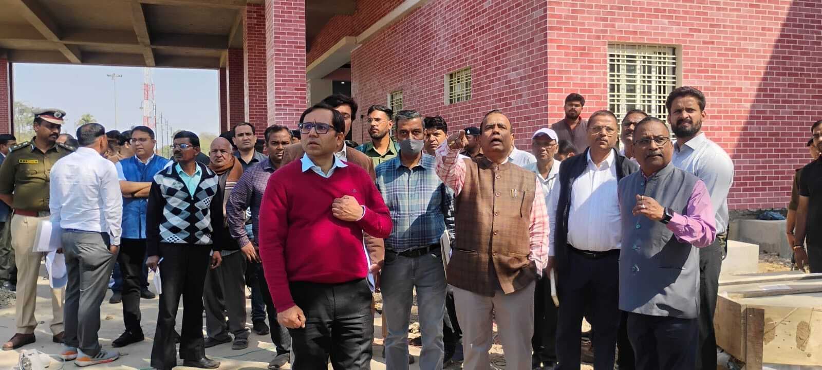 Chaibasa News : रनिंग लाइन में जर्जर फुटओवर ब्रिज देख भड़के जीएम, तत्काल हटाने का आदेश