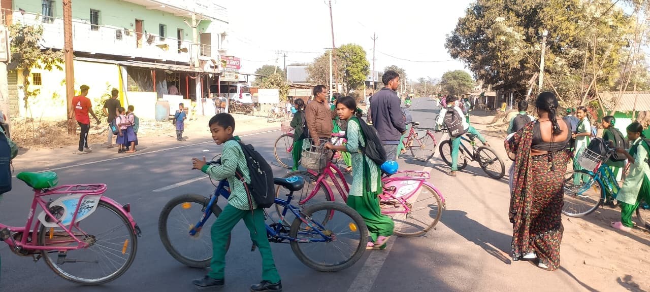 Chaibasa News : स्कूलों के पास स्पीड ब्रेकर व जेब्रा क्रॉसिंग गायब