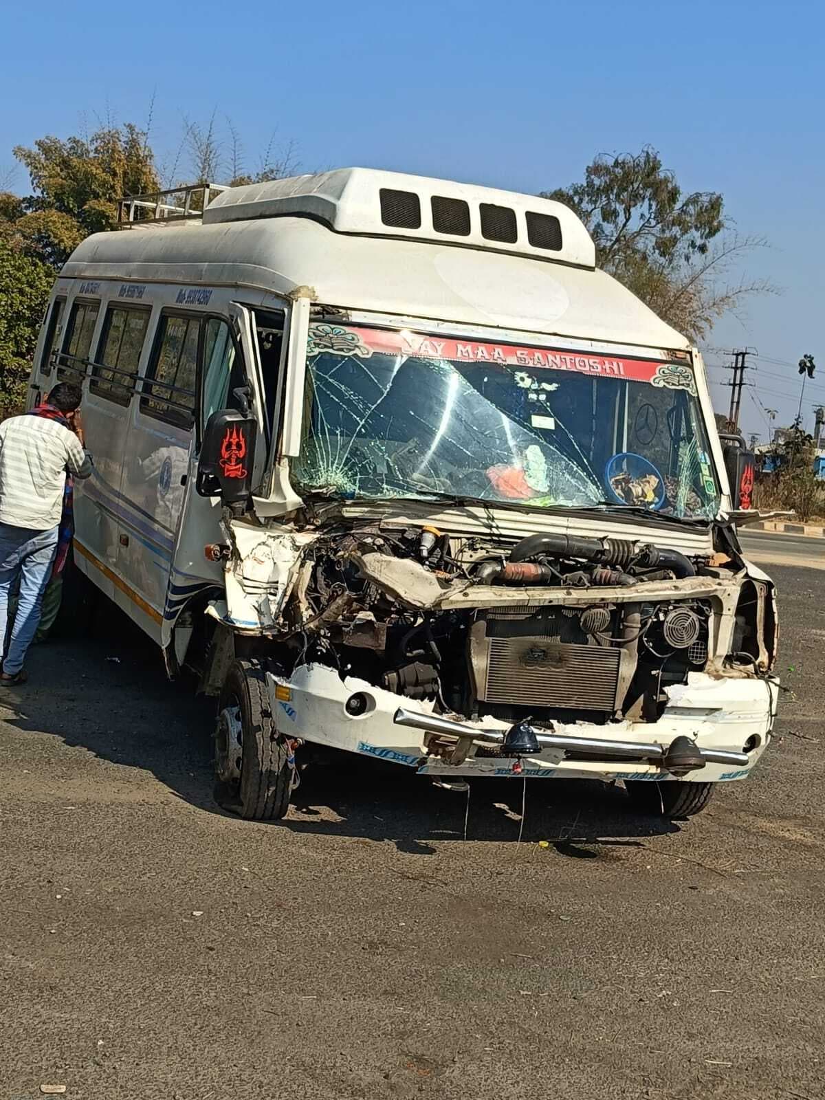 East Singhbhum News : ट्रेलर से टकराकर डिवाइडर फांद दूसरी लेन में घुसी ट्रैवलर, बाल-बाल बचे 28 यात्री
