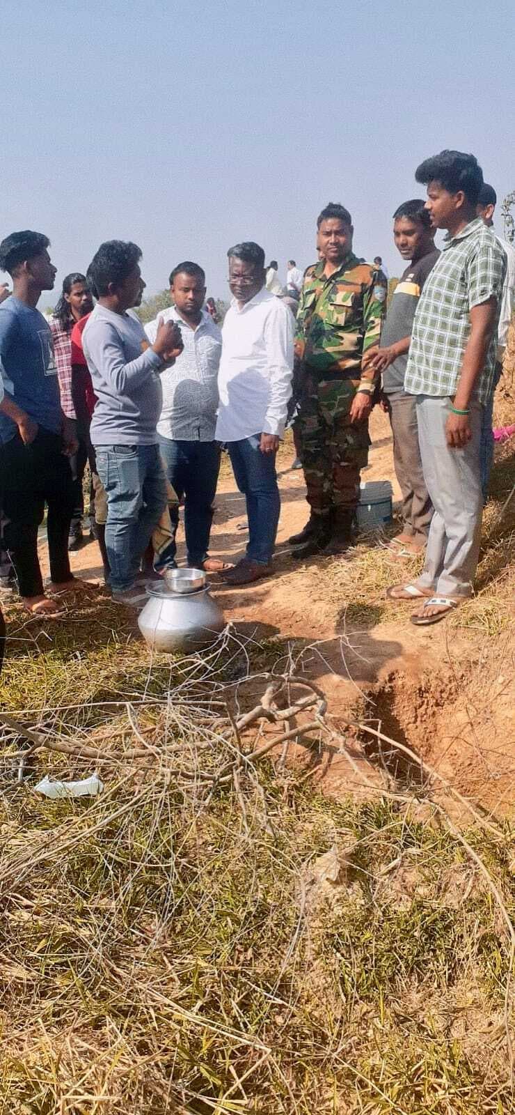 East Singhbhum News : कालचिती पंचायत के 92 चापाकल खराब, गड्ढे का पानी पी रहे लोग