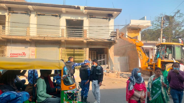Bhagalpur news अतिक्रमणकारियों पर चला प्रशासन का बुलडोजर