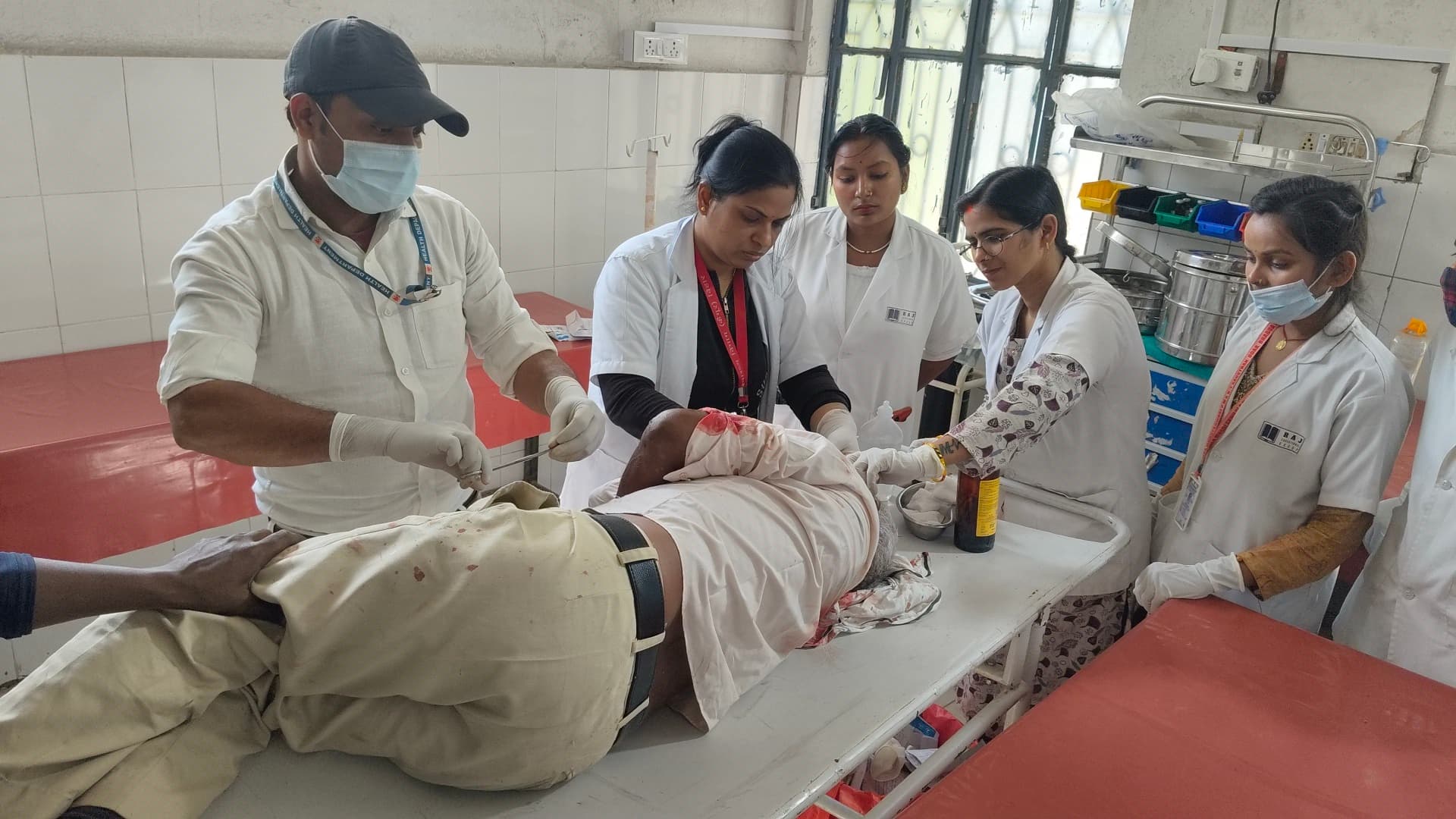 एनएच 19 पर सदासपुर गांव के समीप दिनदहाड़े छिनतई का प्रयास, पिता-पुत्र घायल