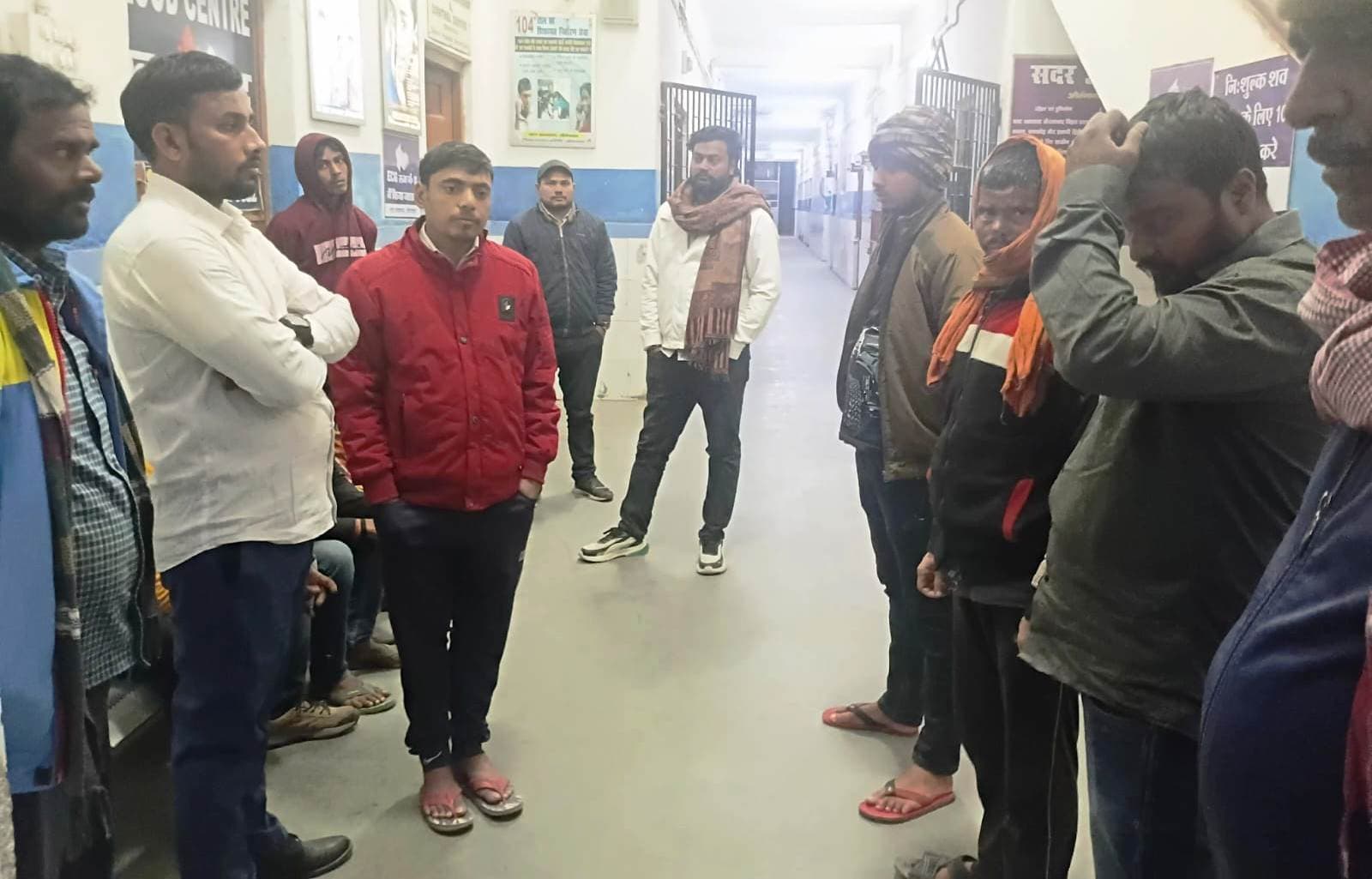 इटवा बाजार से सामान खरीदकर घर लौट रहे युवक को अज्ञात वाहन ने रौंदा, मौत