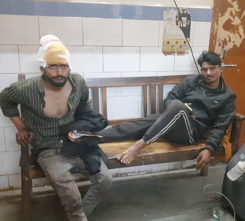 दो ट्रकों की टक्कर में चालक सहित तीन घायल, एक की हालत गंभीर