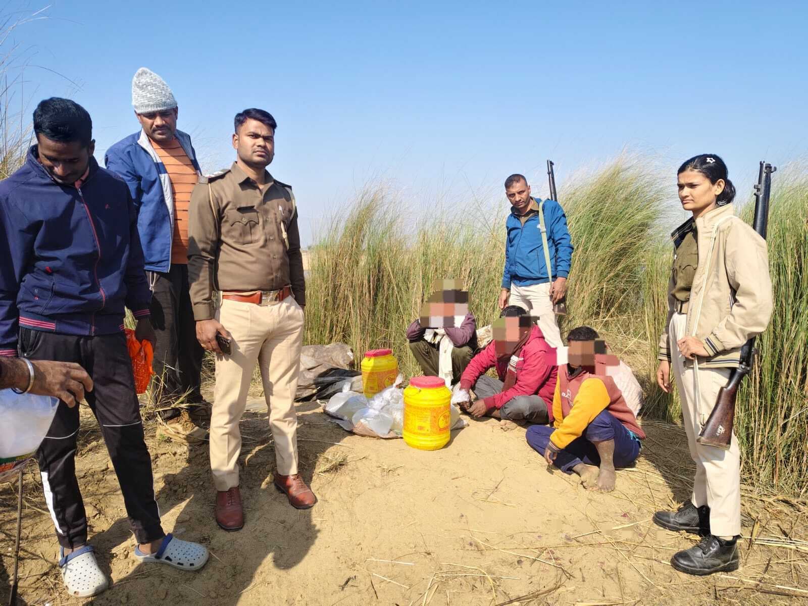 धुनधुआ सोन दियारे में सुलग रही थी भट्ठी, अचानक पहुंची पुलिस