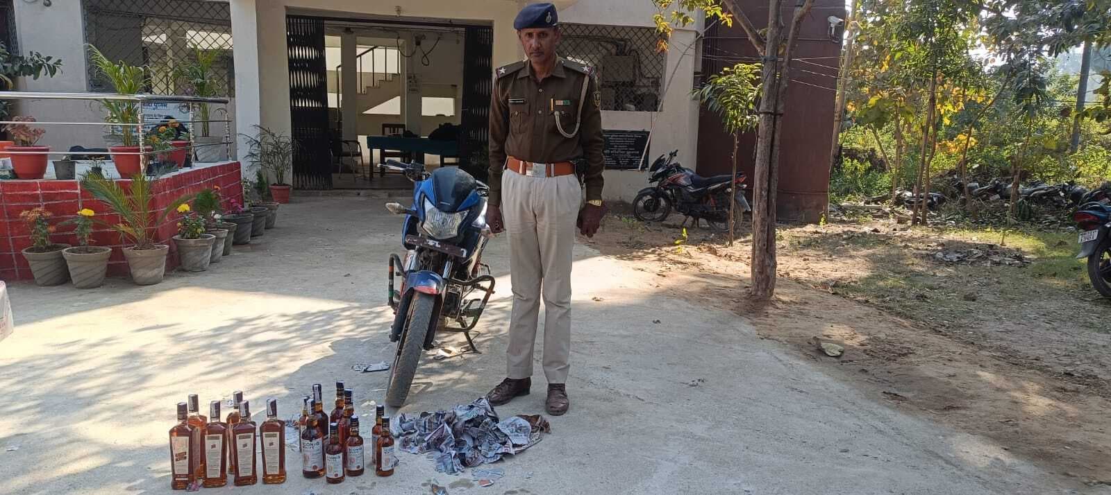 शराब व चोरी की बाइक जब्त, तीन धंधेबाज गिरफ्तार